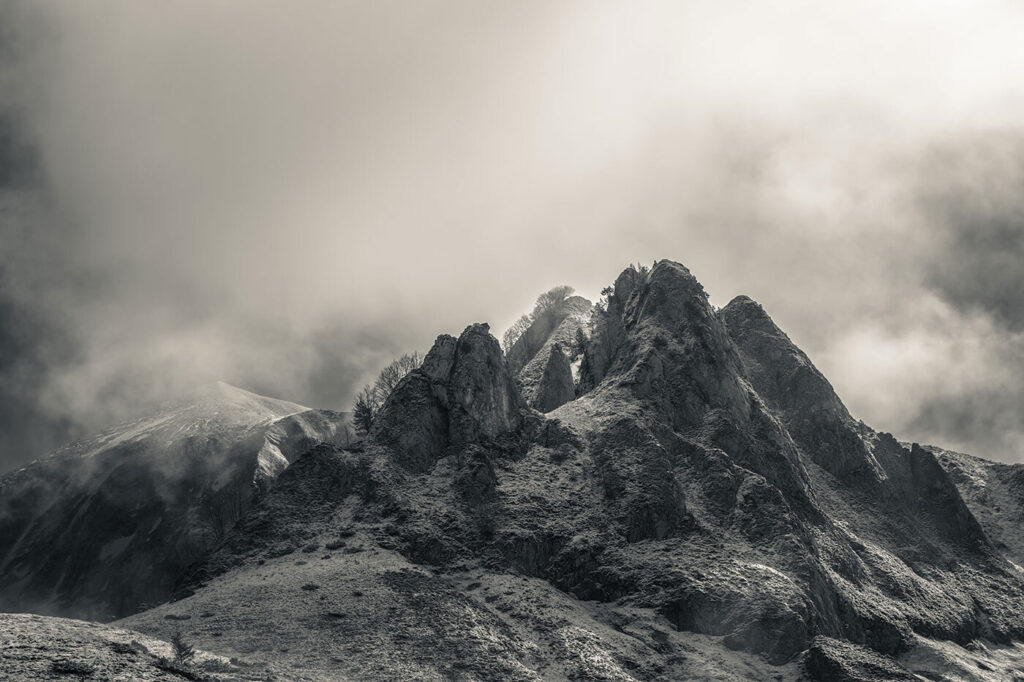 Montagne avec brouillard et nuages Montagne avec brouillard et nuages