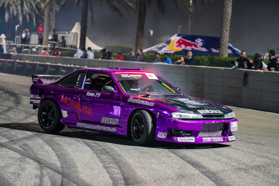 Voiture violette sur une piste Voiture violette sur une piste