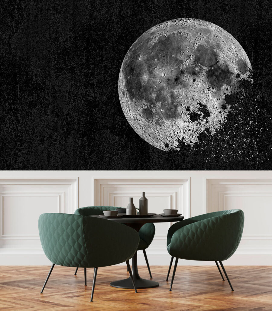 Lune mystérieuse dans un ciel sombre.