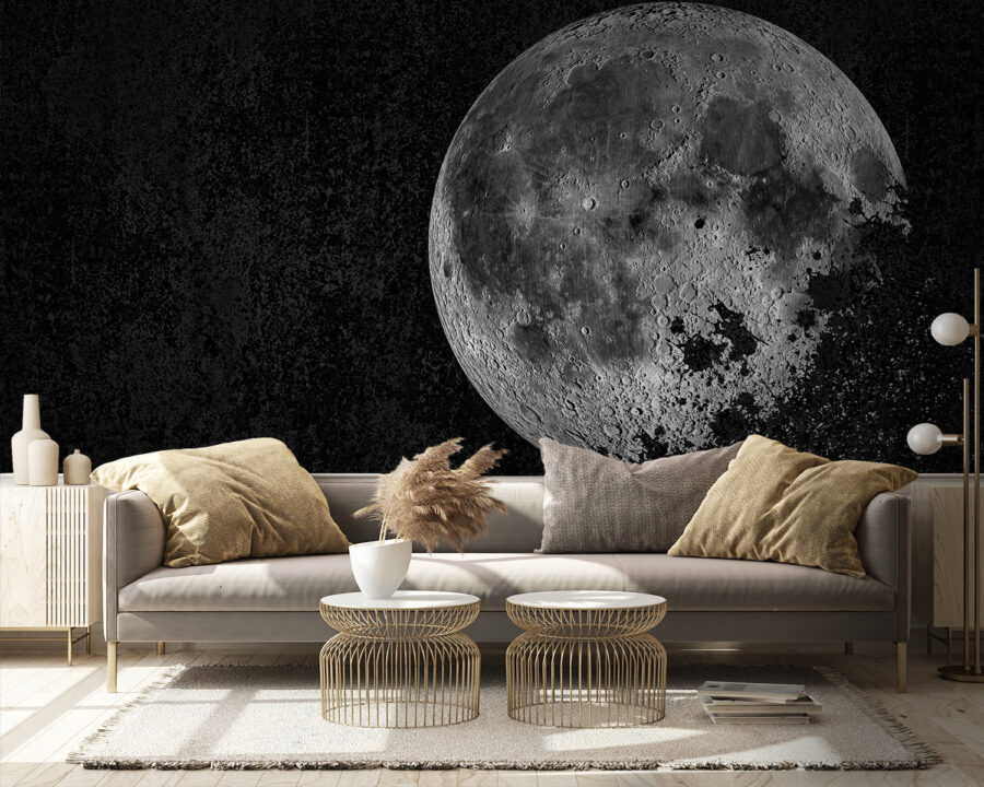 Lune mystérieuse dans un ciel sombre.