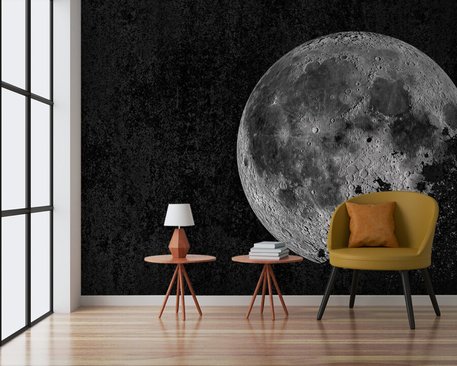Lune mystérieuse dans un ciel sombre.