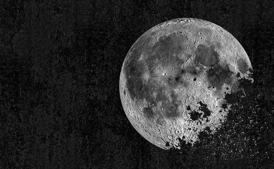 Lune mystérieuse dans un ciel sombre.