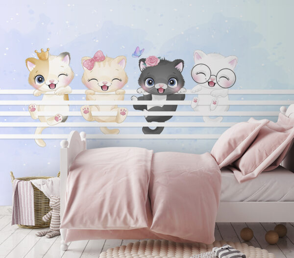 Groupe de chatons sur une clôture blanche Groupe de chatons sur une clôture blanche
