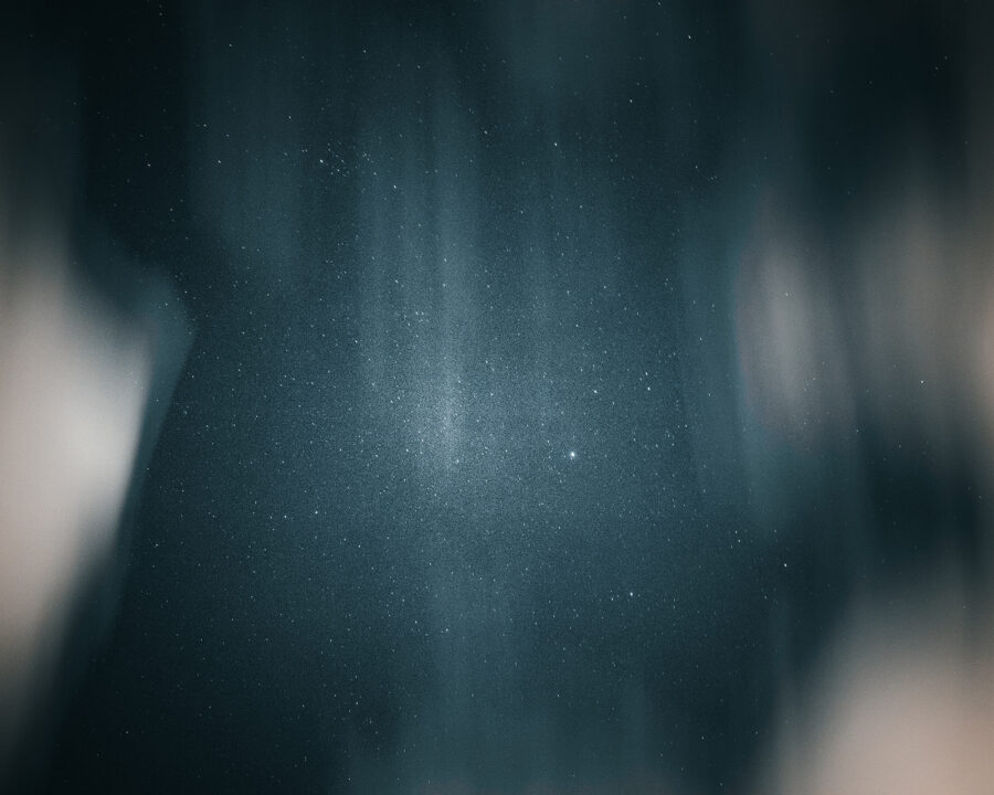Un ciel noir avec des étoiles