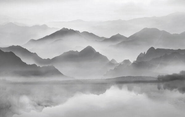 Chaîne de montagnes avec brouillard et eau Chaîne de montagnes avec brouillard et eau