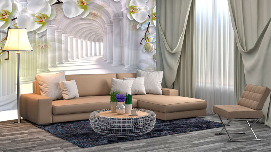 Colonnes blanches et fleurs dans un couloir