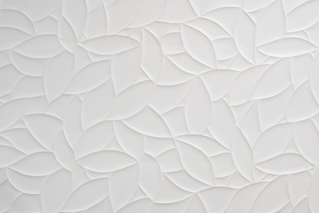 Surface blanche avec des feuilles Surface blanche avec des feuilles