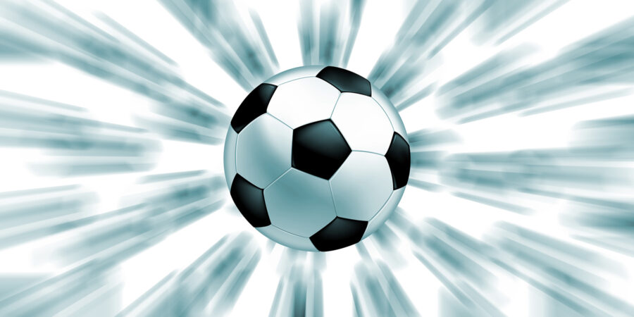 Ballon de football volant dans les airs Ballon de football volant dans les airs