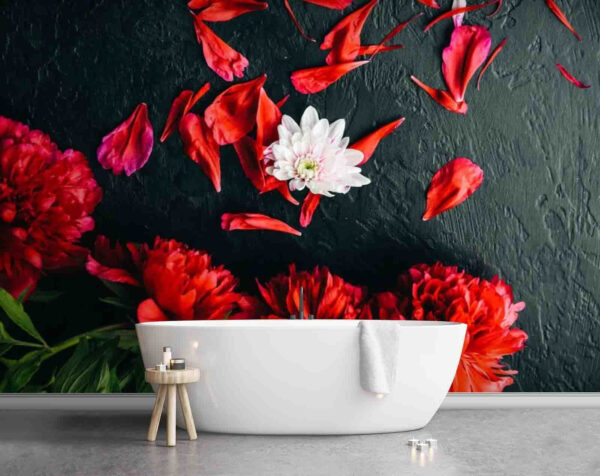 Groupe de fleurs rouges avec pétales sur une surface noire Groupe de fleurs rouges avec pétales sur une surface noire