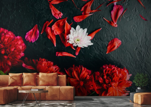 Groupe de fleurs rouges avec pétales sur une surface noire Groupe de fleurs rouges avec pétales sur une surface noire