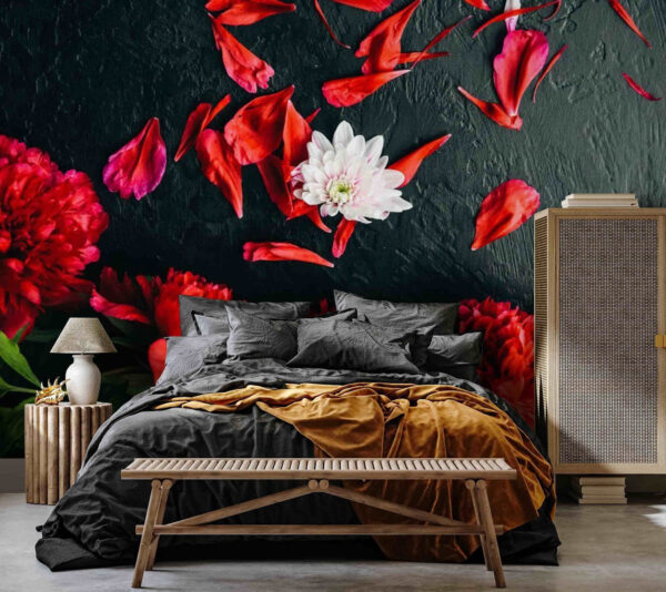 Groupe de fleurs rouges avec pétales sur une surface noire Groupe de fleurs rouges avec pétales sur une surface noire