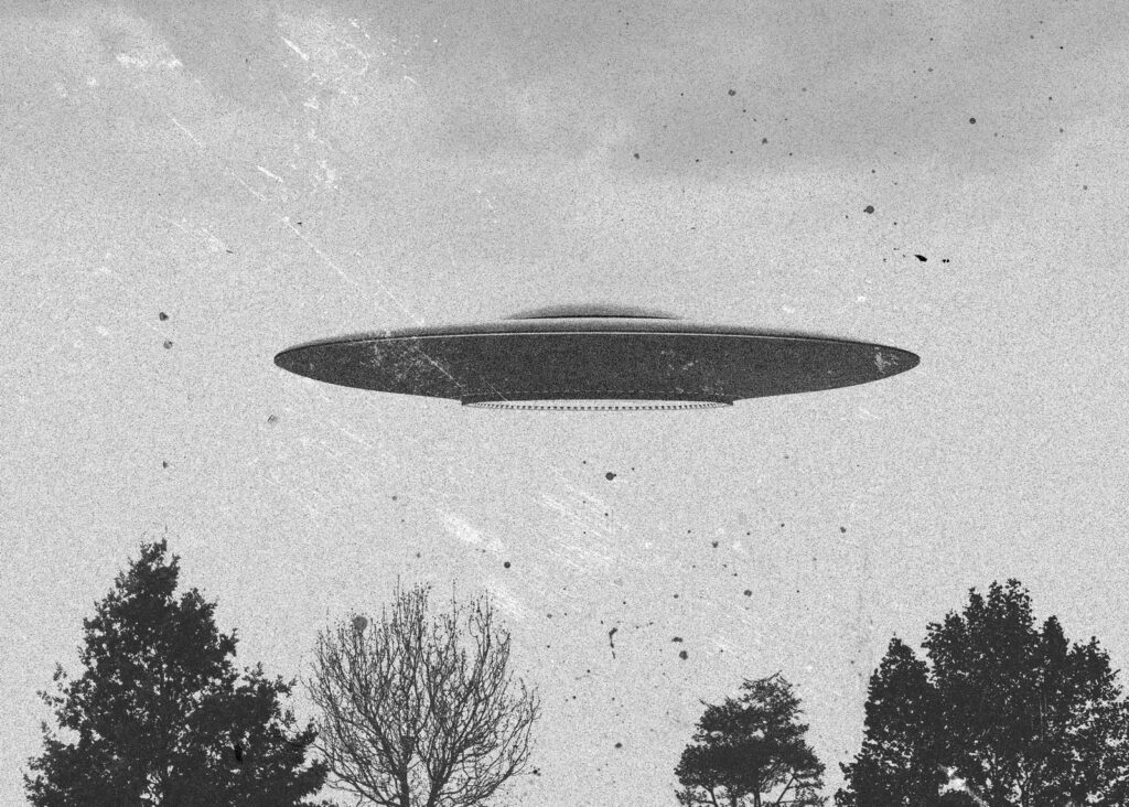 Ufo volant au-dessus des arbres Ufo volant au-dessus des arbres