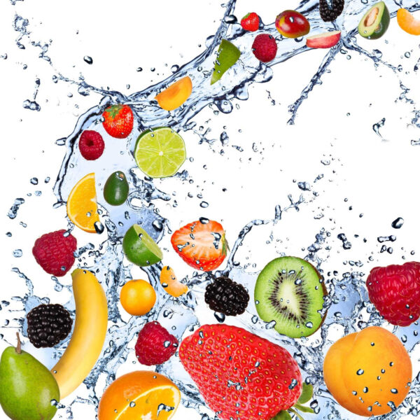 Fruits éclaboussés dans l'eau Fruits éclaboussés dans l'eau