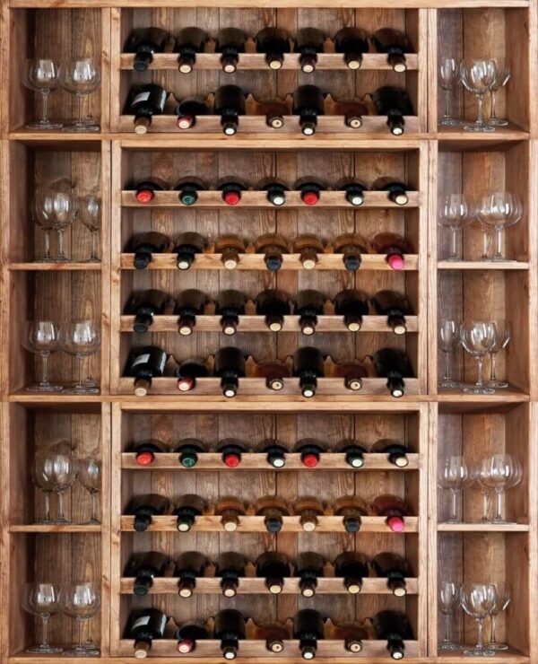 Bouteilles de vin et verres sur une étagère Bouteilles de vin et verres sur une étagère