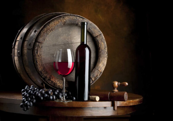 Bouteille de vin et verre sur une table Bouteille de vin et verre sur une table