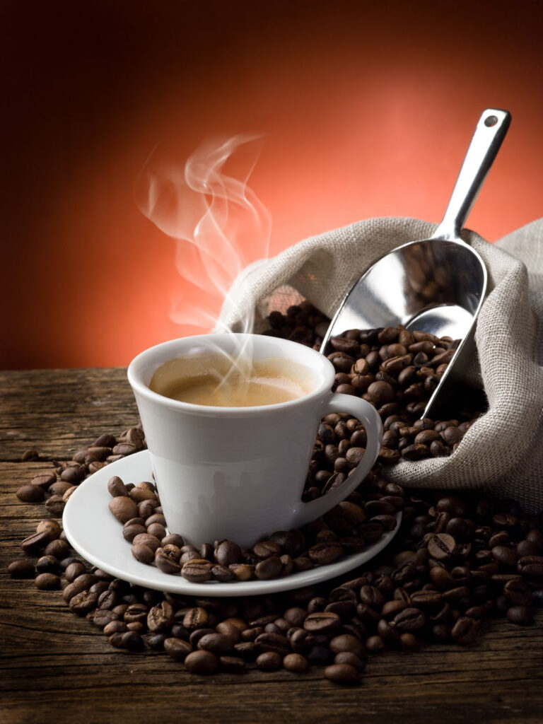 Tasse de café avec de la vapeur et des grains de café Tasse de café avec de la vapeur et des grains de café