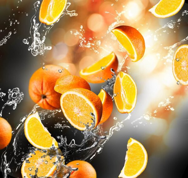 Oranges tombant dans l'eau avec éclaboussures Oranges tombant dans l'eau avec éclaboussures
