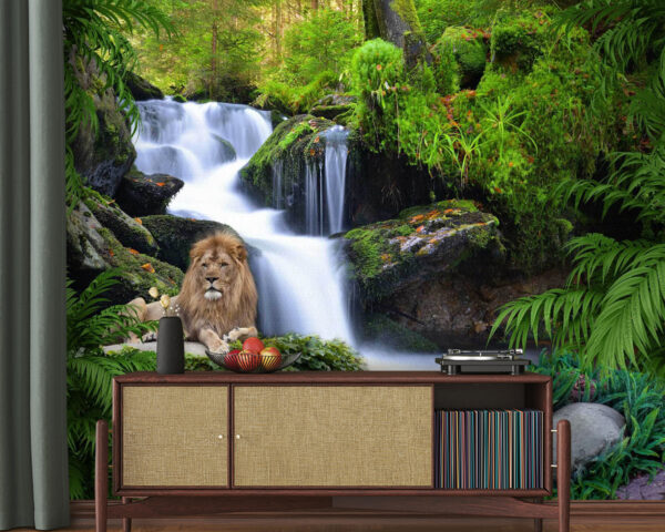 Lion couché sur un rocher près d'une cascade Lion couché sur un rocher près d'une cascade