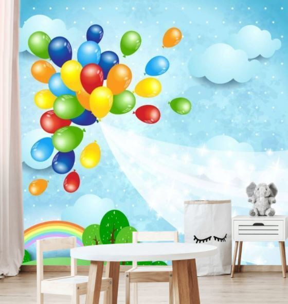 Ballons colorés volant dans le ciel