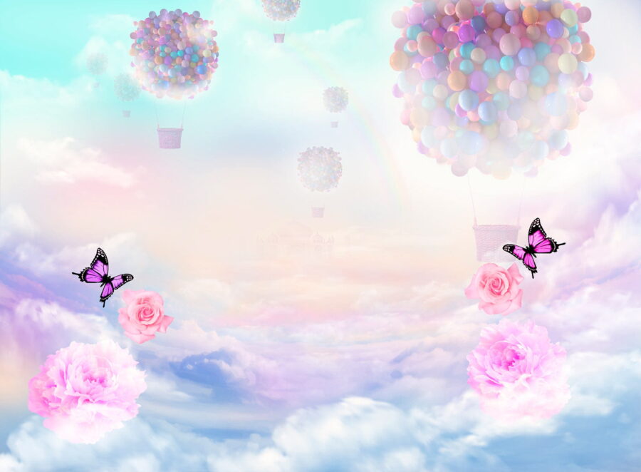 Groupe de ballons et de papillons dans le ciel