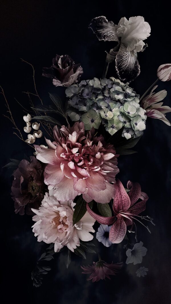 Arrangement élégant de fleurs sombres Arrangement élégant de fleurs sombres