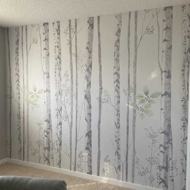 Papier peint avec des arbres et des feuilles Papier peint avec des arbres et des feuilles