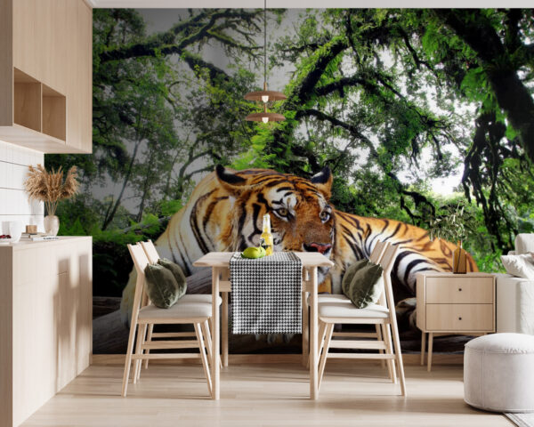 Tigre couché sur un tronc Tigre couché sur un tronc