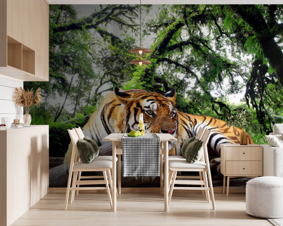 Tigre couché sur un tronc
