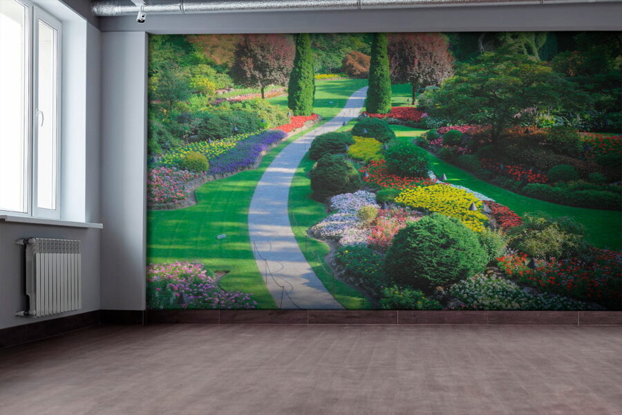 Jardin avec beaucoup de fleurs et d'arbres