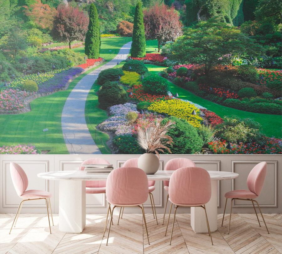 Jardin avec beaucoup de fleurs et d'arbres