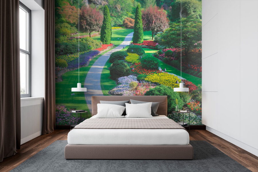 Jardin avec beaucoup de fleurs et d'arbres