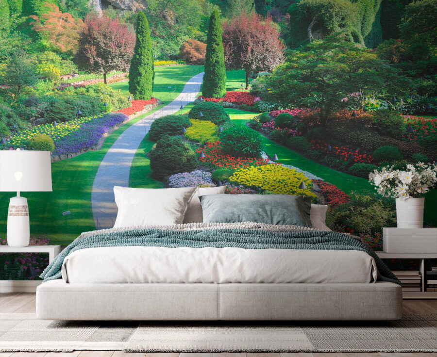 Jardin avec beaucoup de fleurs et d'arbres