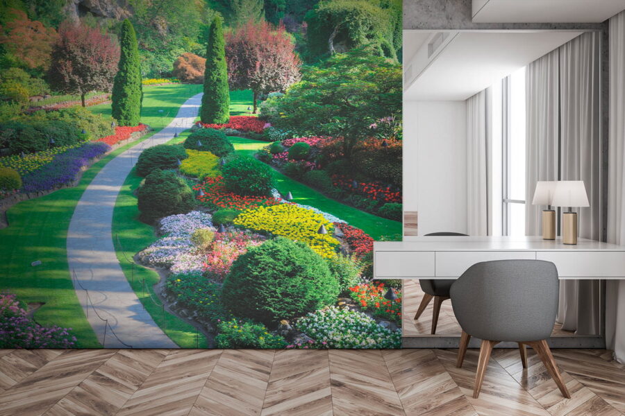 Jardin avec beaucoup de fleurs et d'arbres