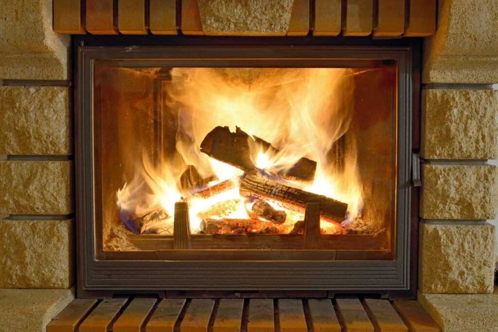 Feu dans une cheminée Feu dans une cheminée