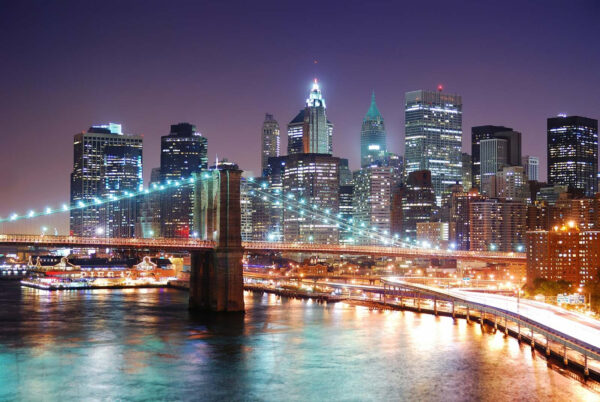 Pont au-dessus d'une rivière avec des lumières Pont au-dessus d'une rivière avec des lumières
