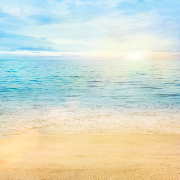 Plage de sable avec eau bleue et ciel bleu Plage de sable avec eau bleue et ciel bleu