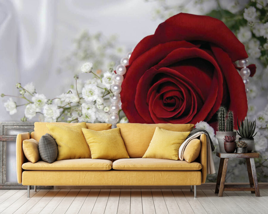 Rose rouge et fleurs blanches