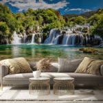 Papier peint Le parc national de Krka entouré d'arbres et d'un ciel bleu