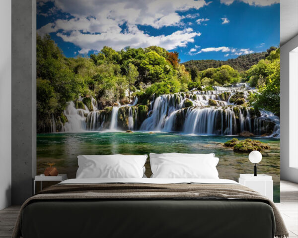 Le parc national de Krka entouré d'arbres et d'un ciel bleu Le parc national de Krka entouré d'arbres et d'un ciel bleu