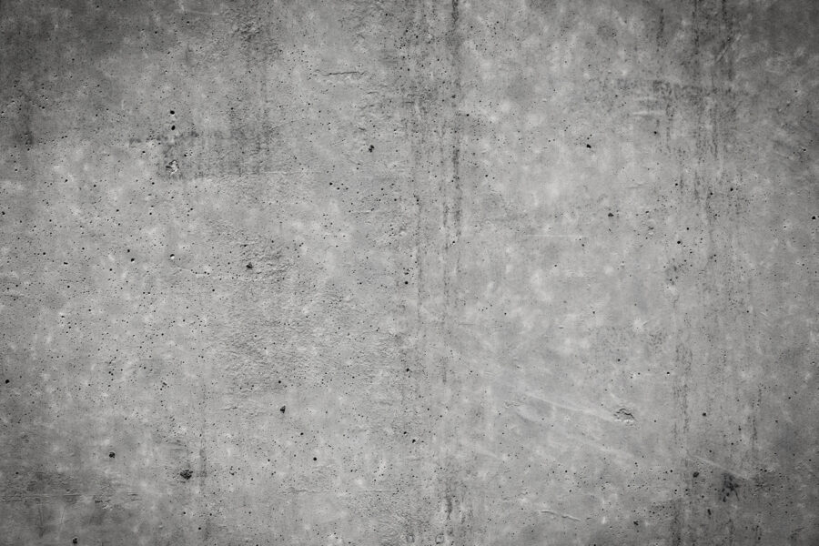 Mur de béton gris avec des taches noires