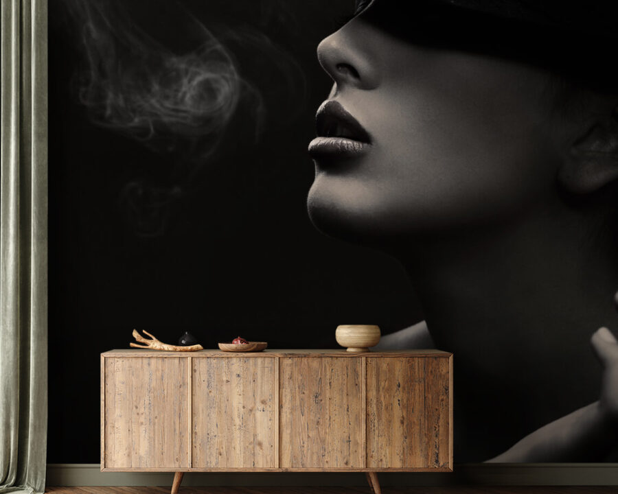 Femme portant un chapeau et fumant