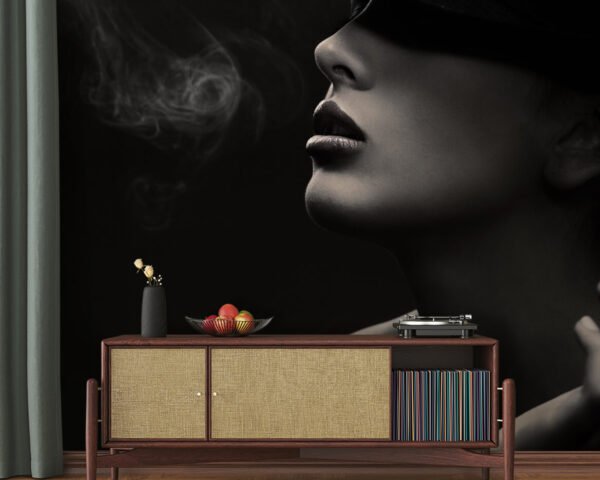 Femme portant un chapeau et fumant Femme portant un chapeau et fumant
