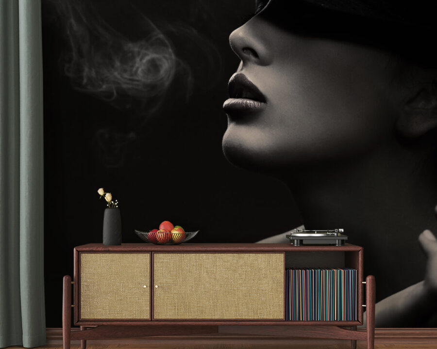 Femme portant un chapeau et fumant