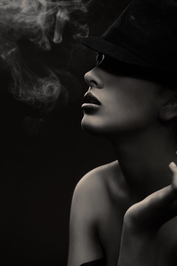 Femme portant un chapeau et fumant Femme portant un chapeau et fumant