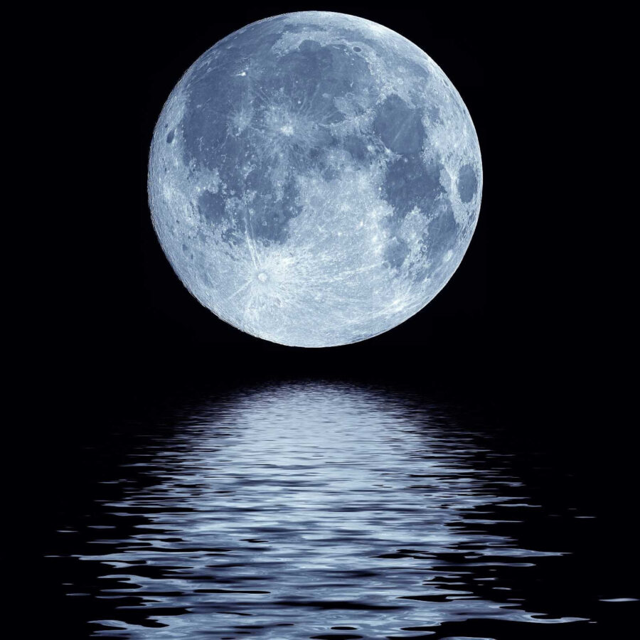 Pleine lune sur l'eau