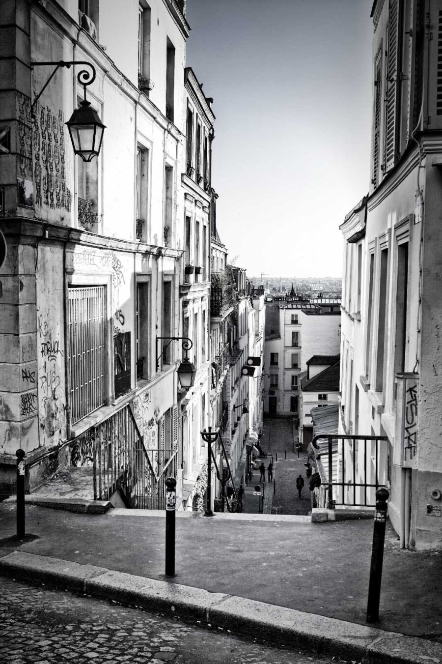 Rue avec des bâtiments et un lampadaire