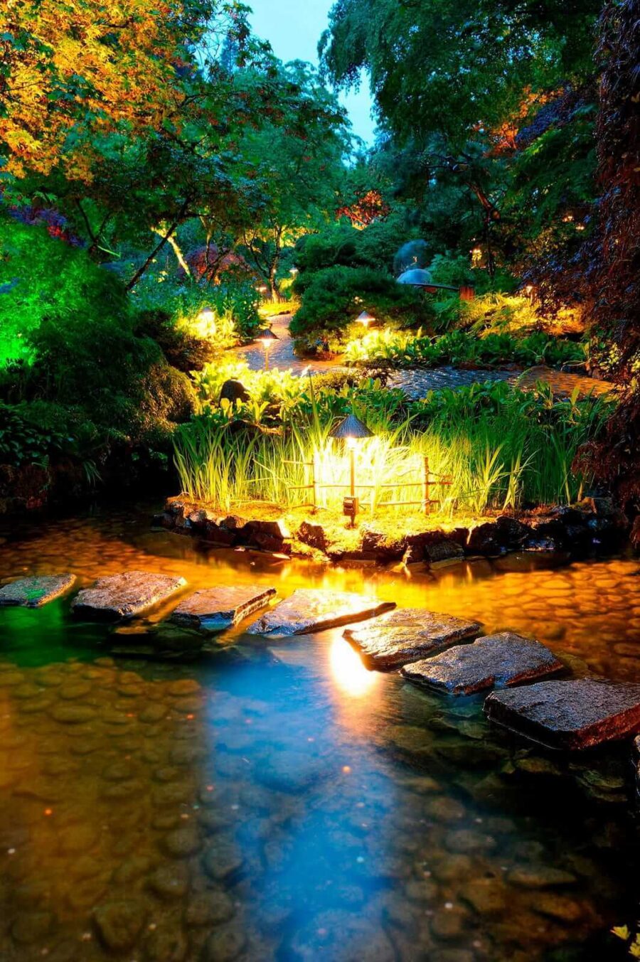 Chemin de pierre dans un étang avec des lumières