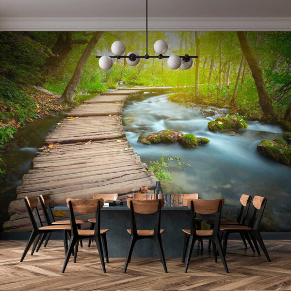 Pont en bois au-dessus d'une rivière Pont en bois au-dessus d'une rivière