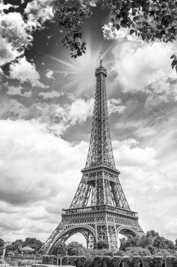 Grande tour dans un ciel nuageux Grande tour dans un ciel nuageux
