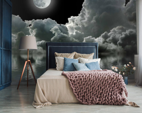 Lune sur l'eau avec des nuages et des nuages Lune sur l'eau avec des nuages et des nuages